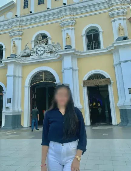 Julia, 24