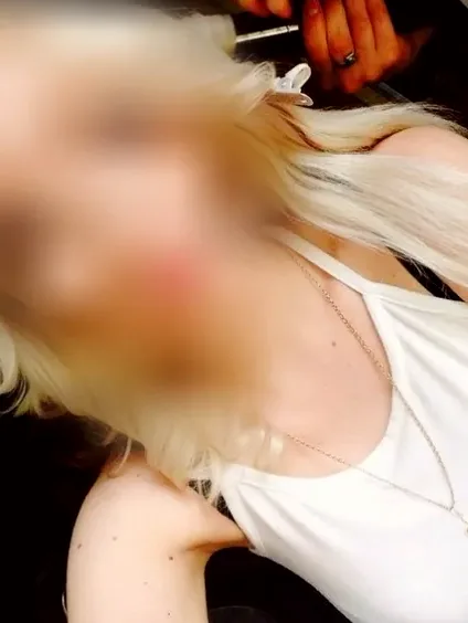 Manuela, 37